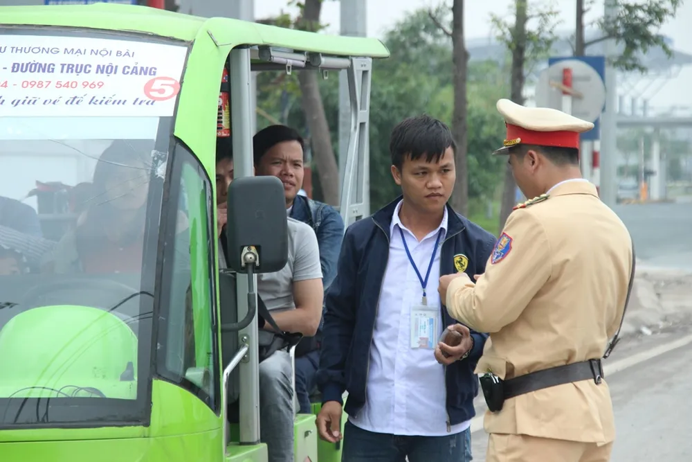 Xử phạt xe điện, khách nháo nhào bắt taxi ảnh 4