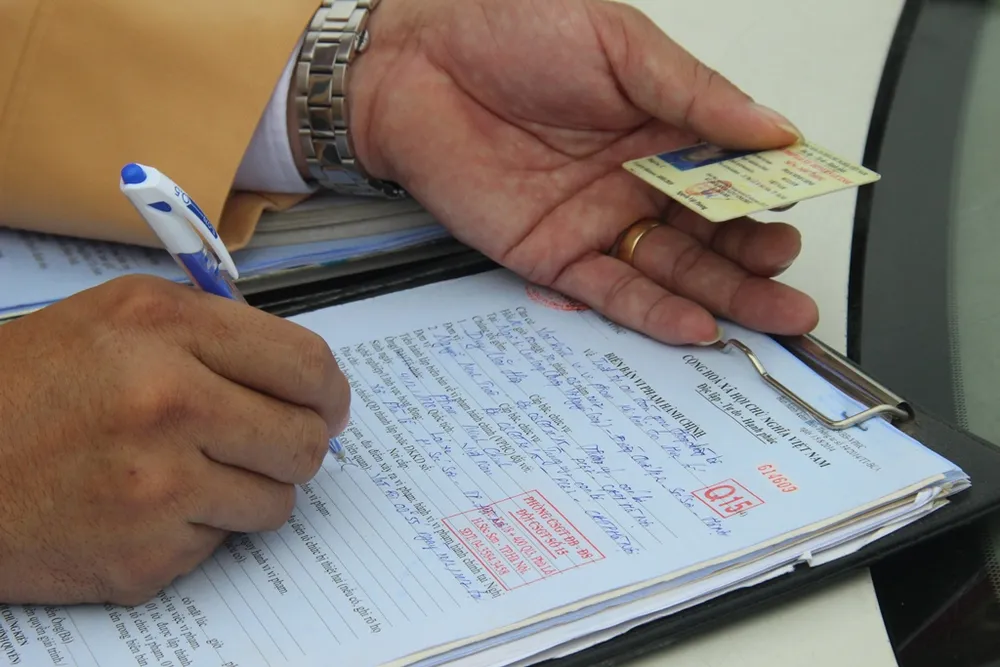 Xử phạt xe điện, khách nháo nhào bắt taxi ảnh 7