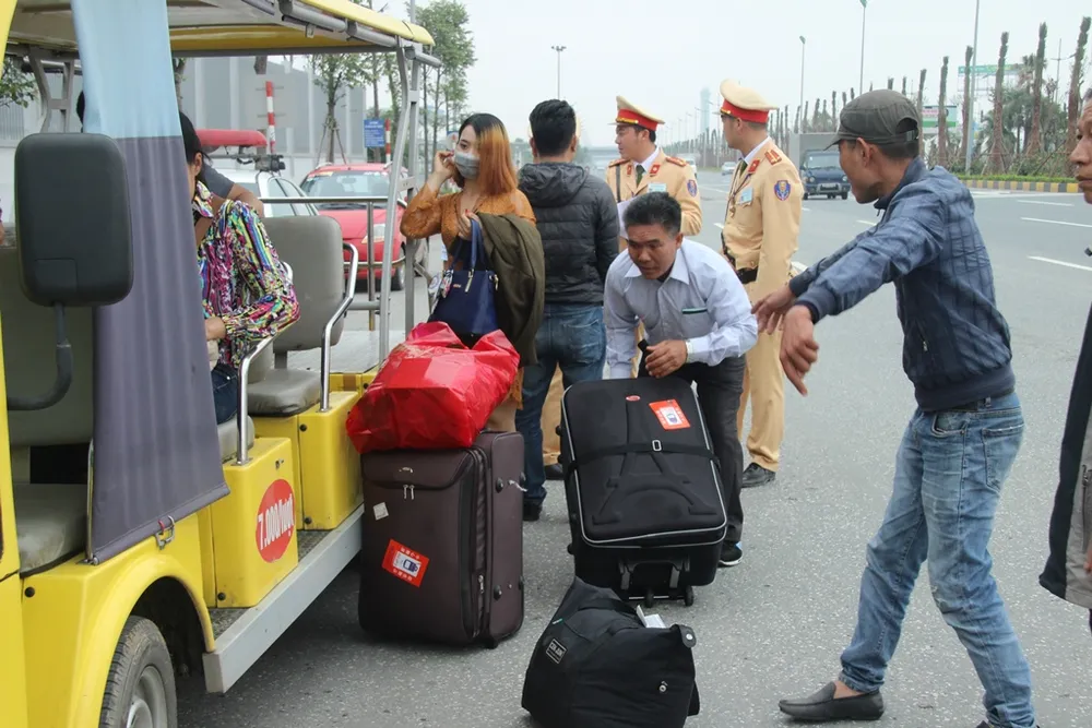 Xử phạt xe điện, khách nháo nhào bắt taxi ảnh 9