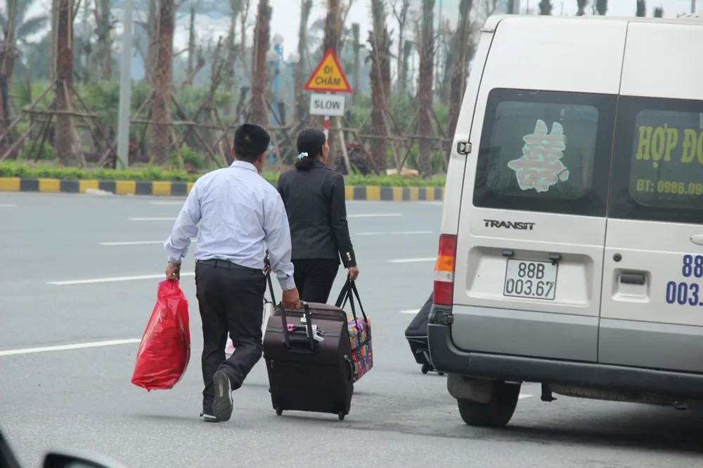 Xử phạt xe điện, khách nháo nhào bắt taxi ảnh 10