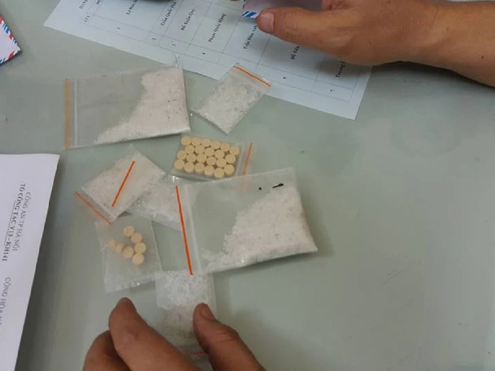 Bỏ xe, nhảy qua rào, chạy vào bến xe trốn cảnh sát ảnh 2