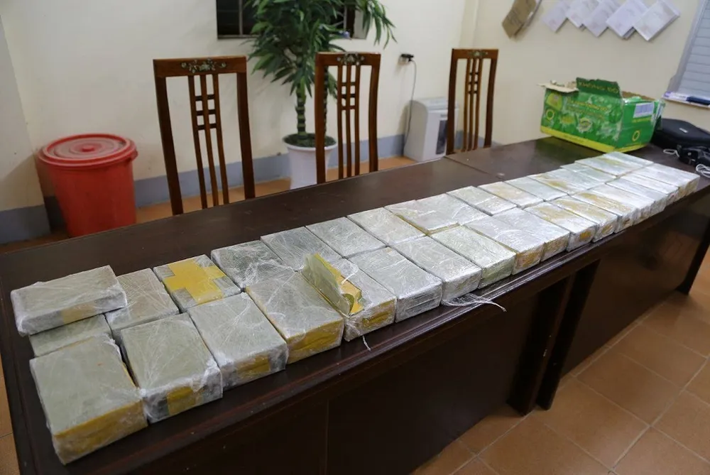 Nam thanh niên một mình vận chuyển 73 bánh heroin ảnh 2 Nam thanh niên một mình vận chuyển 73 bánh heroin ảnh 2