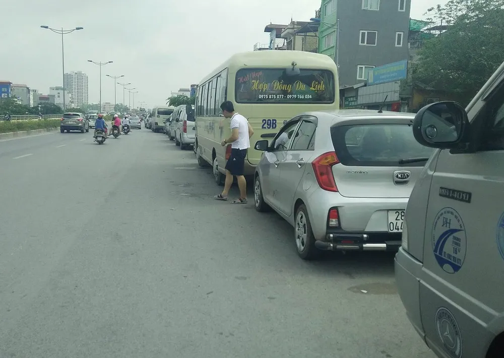 uyến đường vành đai 2 trở thành điểm trông giữ ô tô