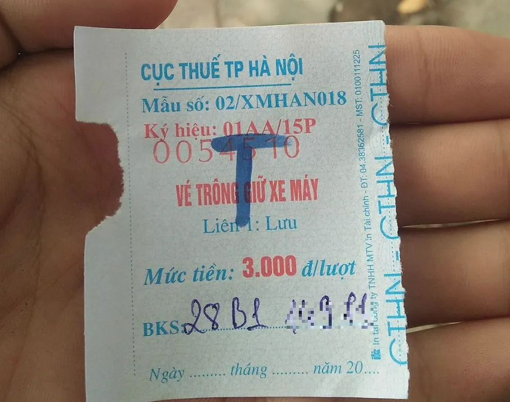 Vé ghi 3.000 đồng/lượt nhưng đều thu của khách mỗi lượt gửi xe 5.000 đồng.