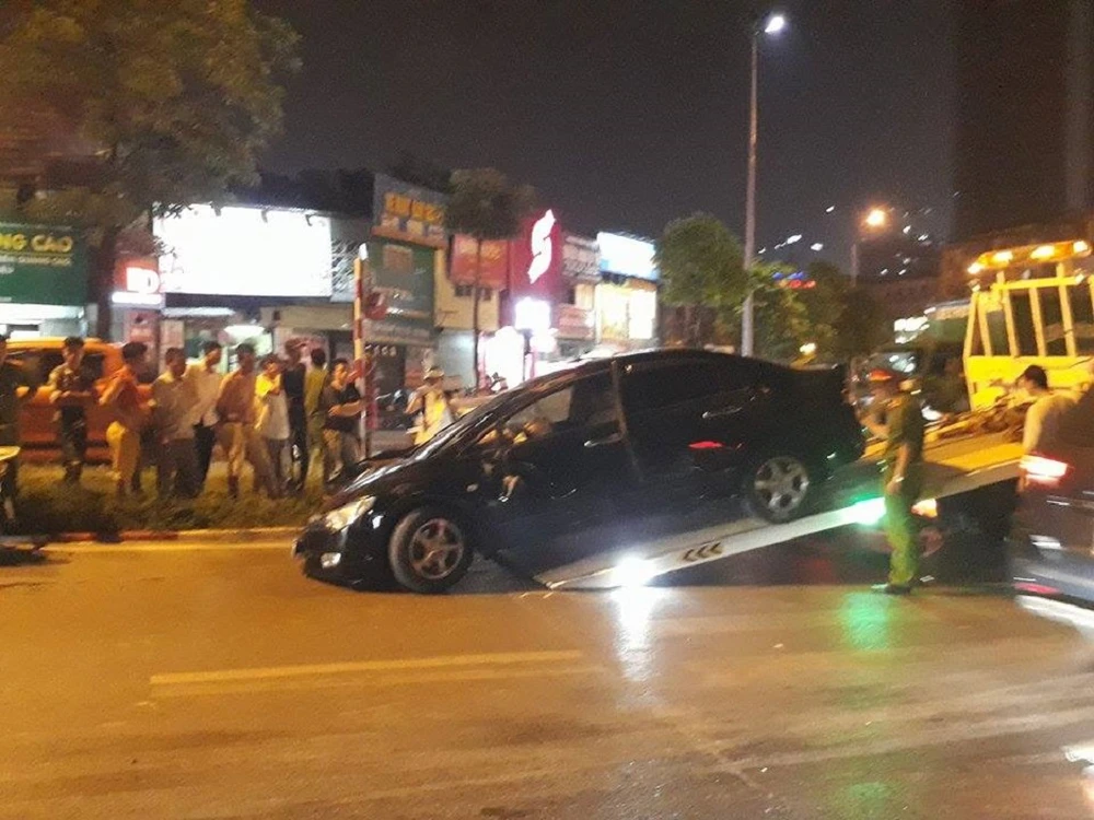 Ô tô tông đổ cột điện và xe máy rồi lật ngửa giữa đường ảnh 5