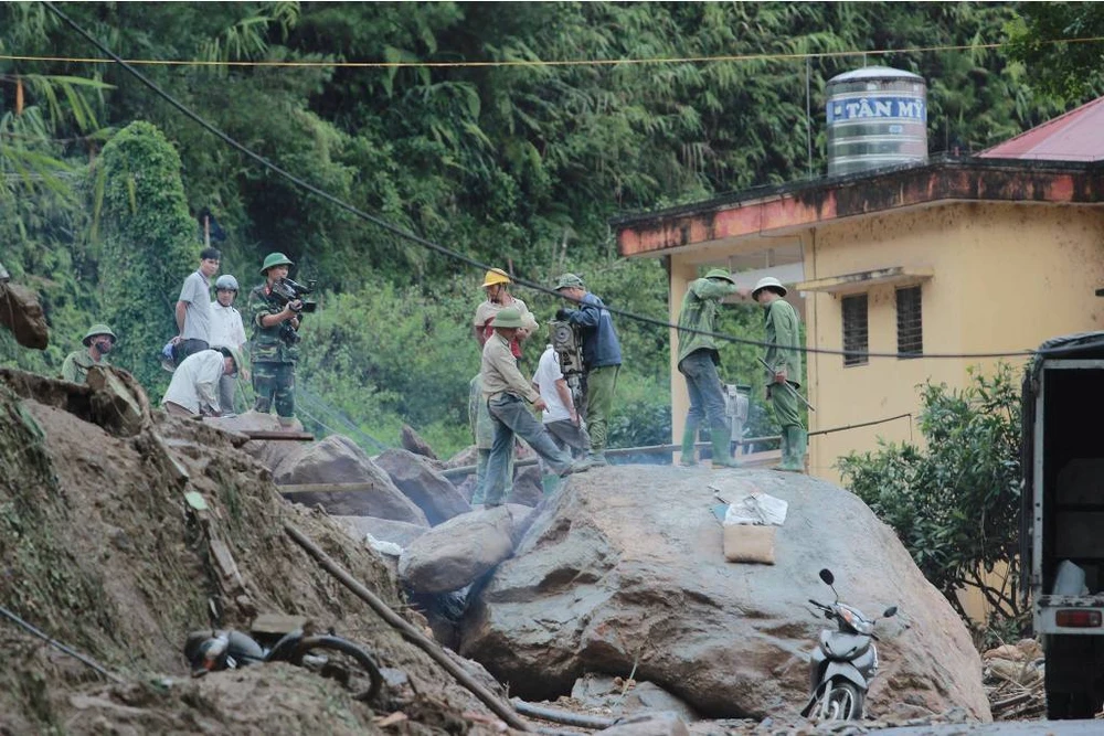 Tìm thấy thi thể cháu bé sau trận lũ kinh hoàng ảnh 4