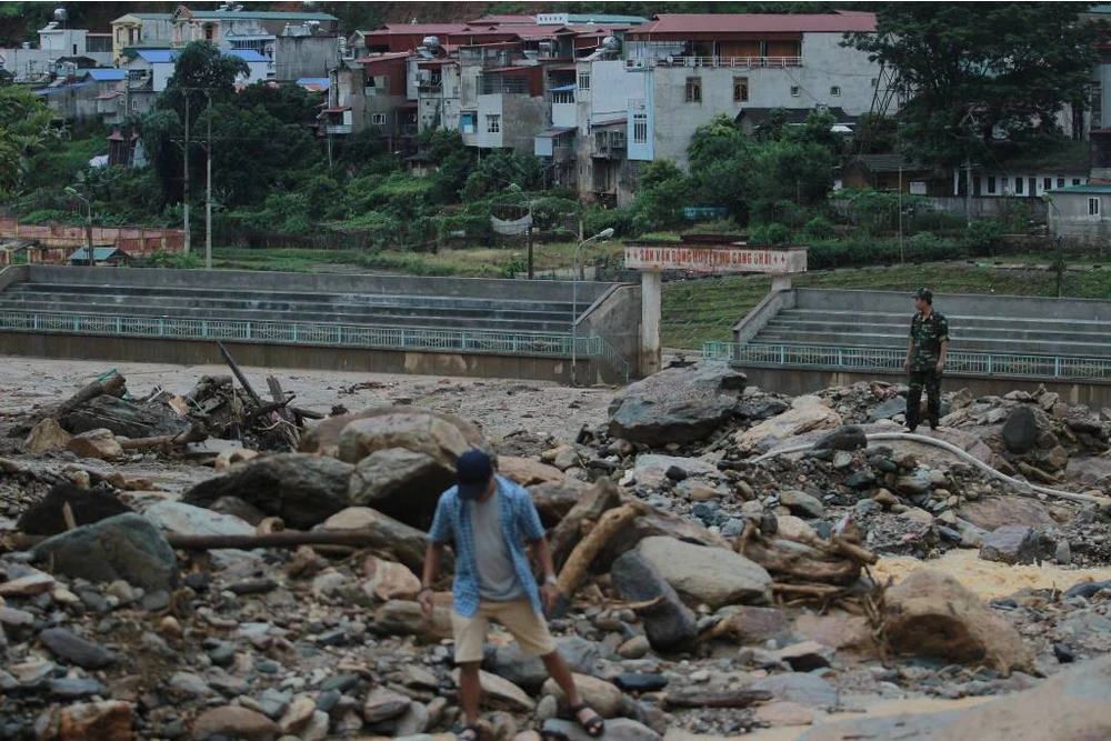 Tìm thấy thi thể cháu bé sau trận lũ kinh hoàng ảnh 2