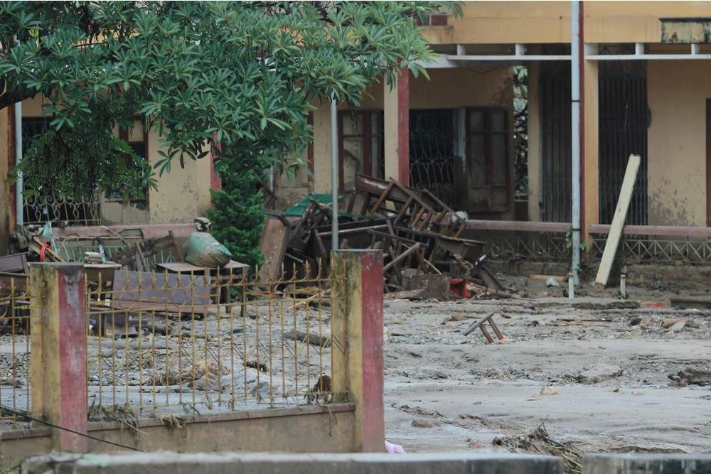 Tìm thấy thi thể cháu bé sau trận lũ kinh hoàng ảnh 1