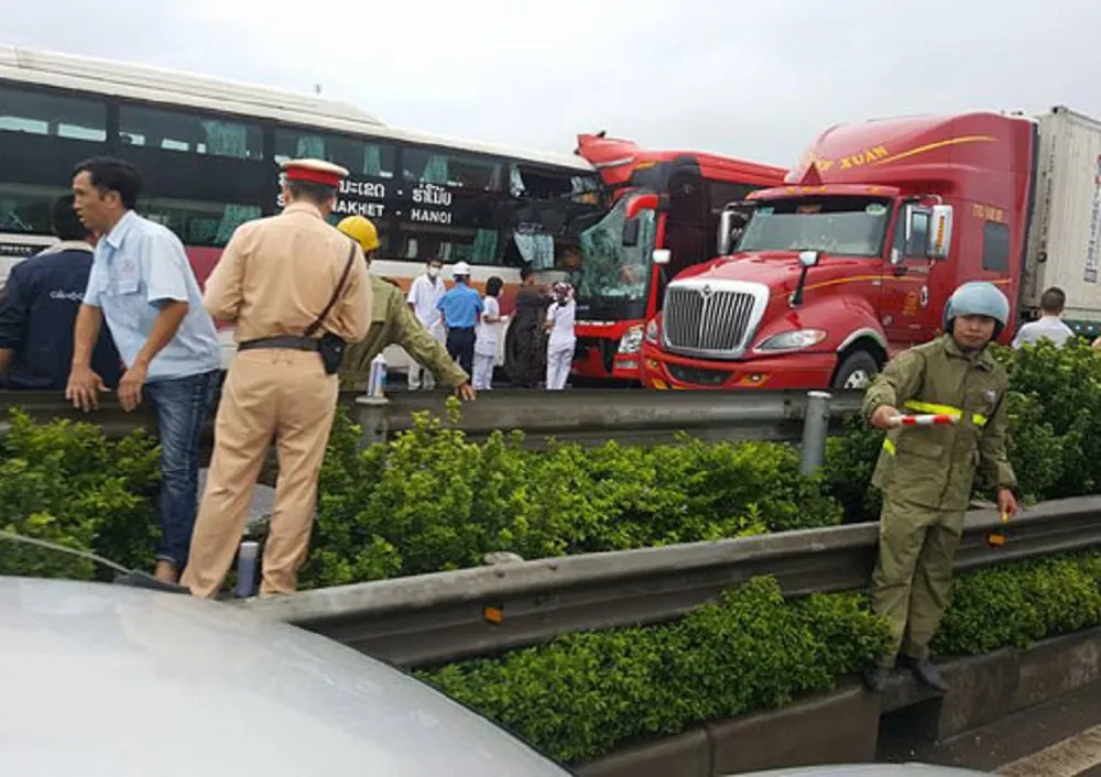 2 xe khách tông nhau, hàng chục người cấp cứu ảnh 1