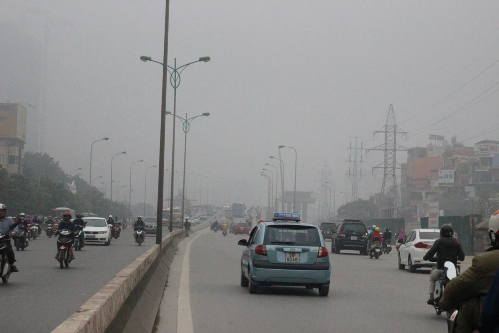 Sáng nay Hà Nội chìm ngập trong sương mù ảnh 1