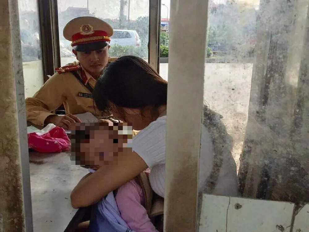 Bị chồng bỏ lại trên cầu, vợ ôm con định nhảy sông Hồng ảnh 1 Bị chồng bỏ lại trên cầu, vợ ôm con định nhảy sông Hồng ảnh 1