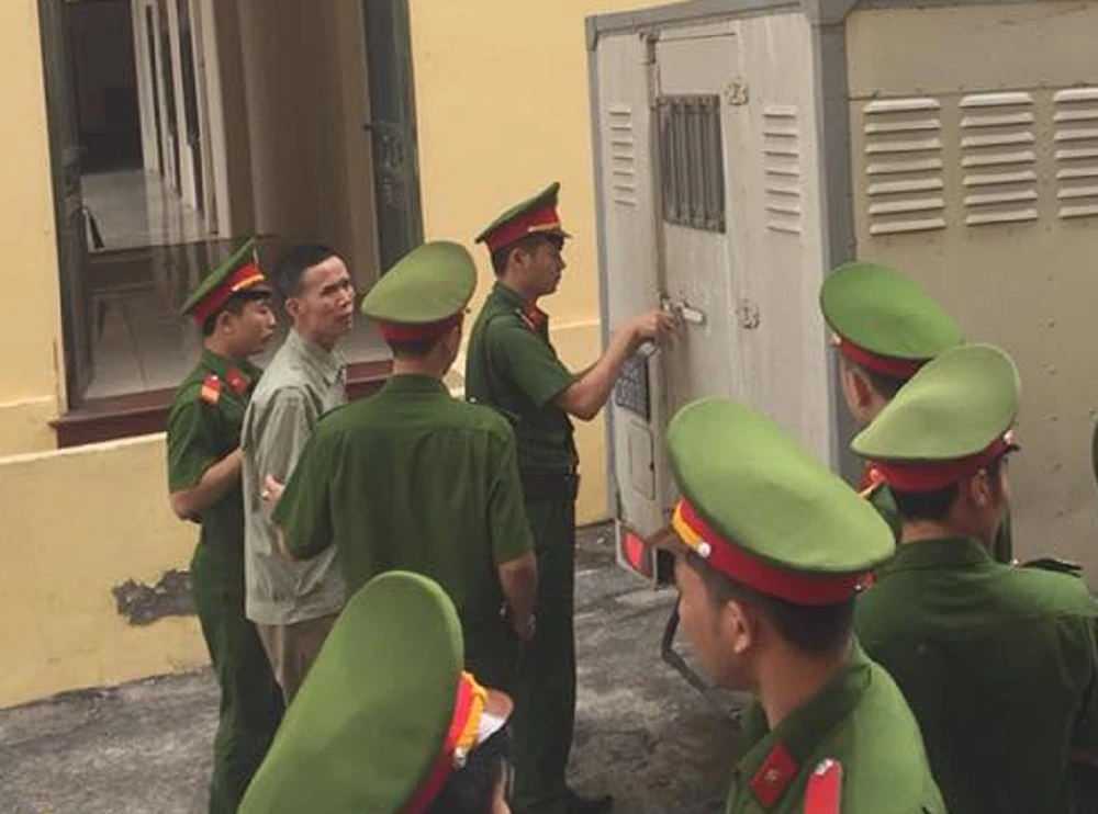 Bác hiếp dâm cháu đến mang thai 