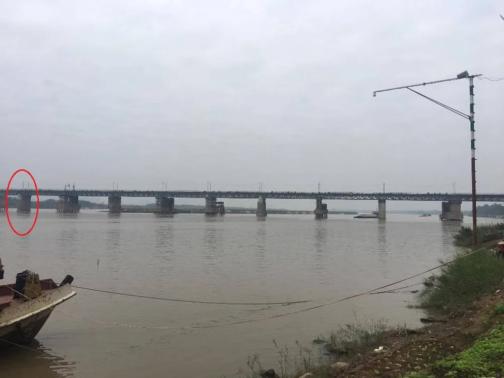 Cận cảnh khu vực phát hiện bom 'khủng' cầu Long Biên ảnh 2 Cận cảnh khu vực phát hiện bom 'khủng' cầu Long Biên ảnh 2