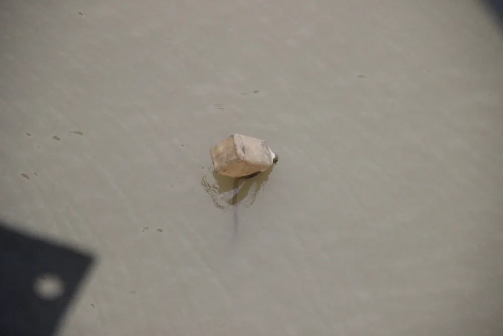 Cấm tàu thuyền để vớt bom 'khủng' cầu Long Biên ảnh 1