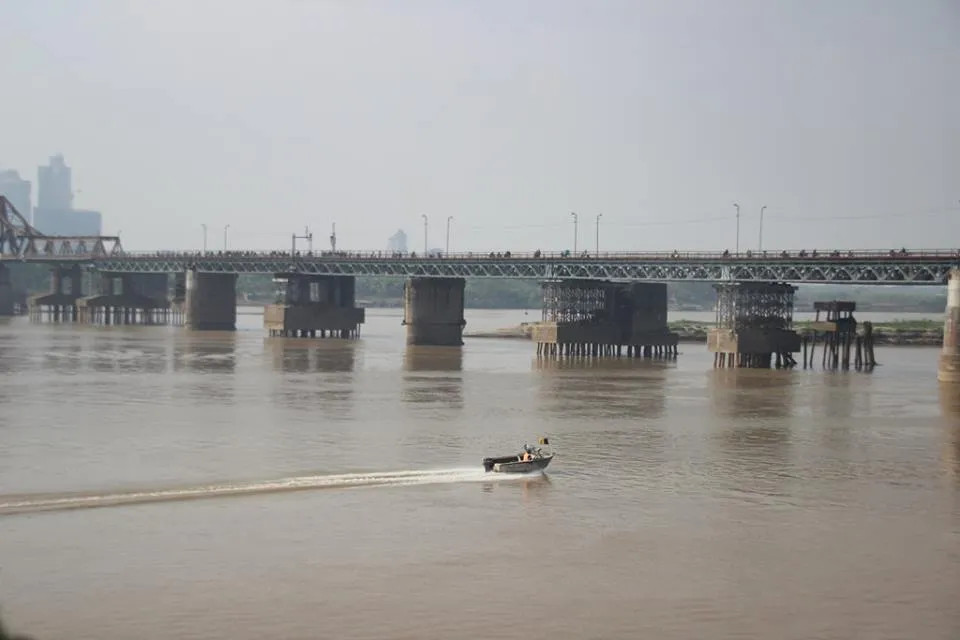 Người nhái lặn vớt bom ở cầu Long Biên ảnh 5 Người nhái lặn vớt bom ở cầu Long Biên ảnh 5