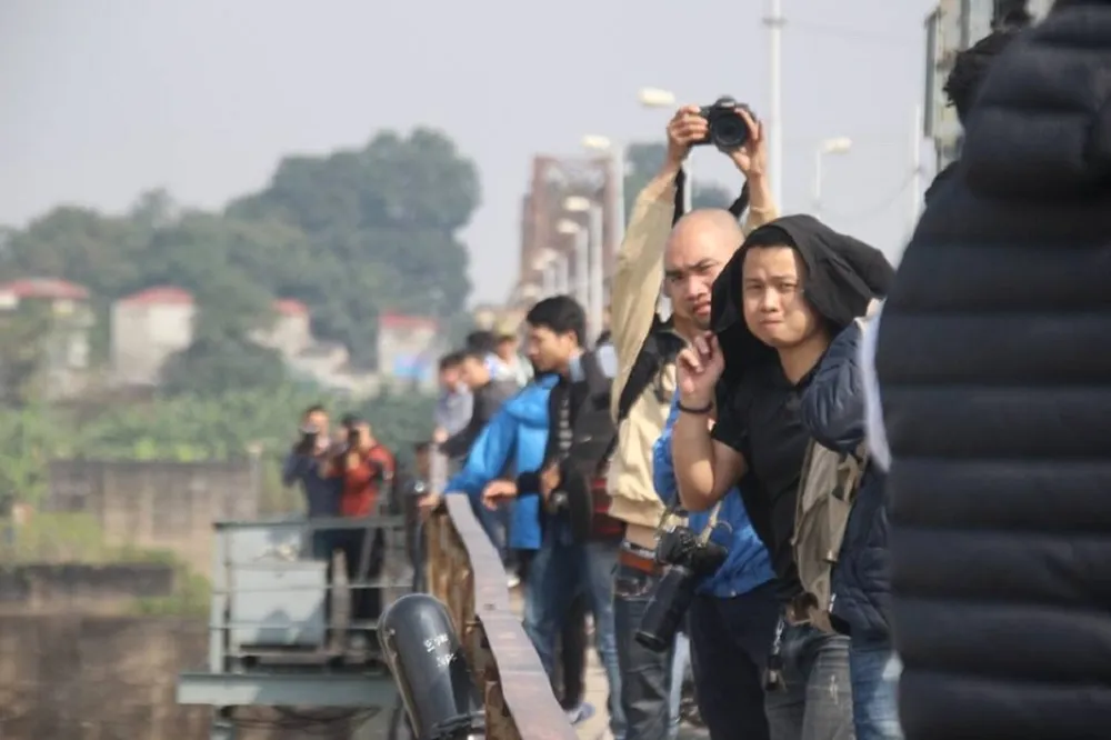 Người nhái lặn vớt bom ở cầu Long Biên ảnh 3 Người nhái lặn vớt bom ở cầu Long Biên ảnh 3