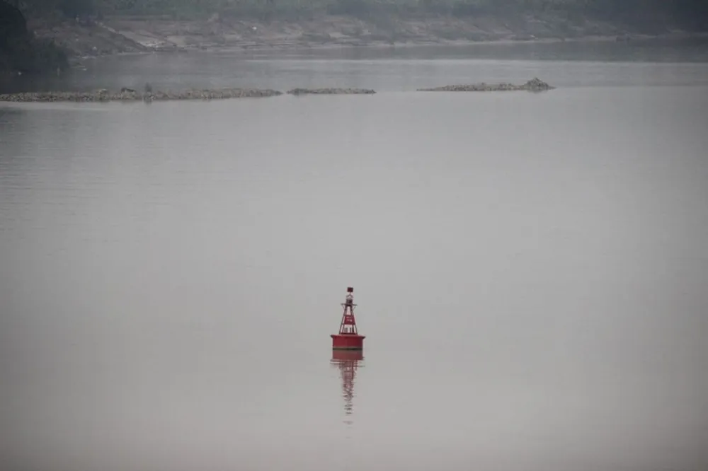 Người nhái lặn vớt bom ở cầu Long Biên ảnh 1 Người nhái lặn vớt bom ở cầu Long Biên ảnh 1