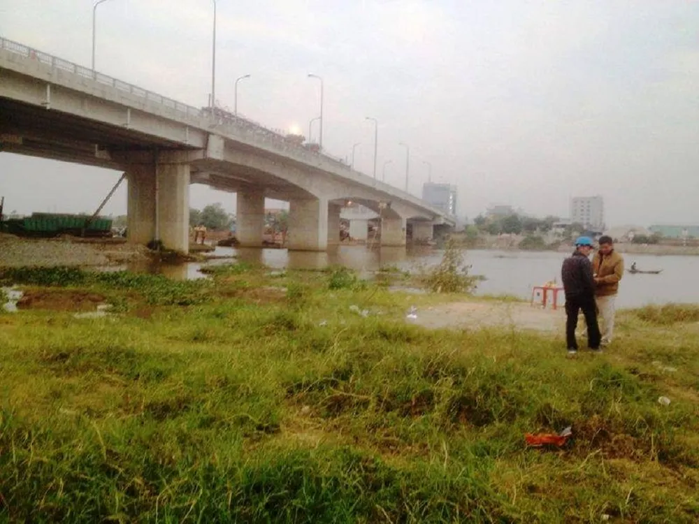 Nhảy xuống sông trốn công an, 1 người chết đuối ảnh 1