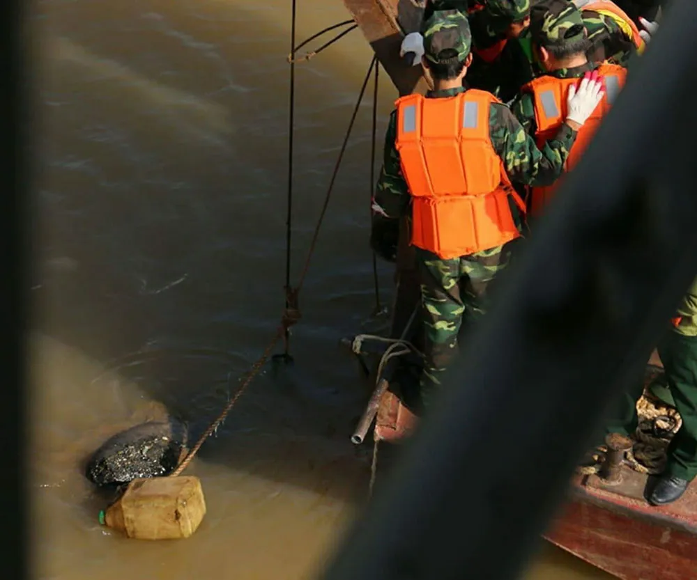 Người nhái lặn vớt bom ở cầu Long Biên ảnh 7 Người nhái lặn vớt bom ở cầu Long Biên ảnh 7