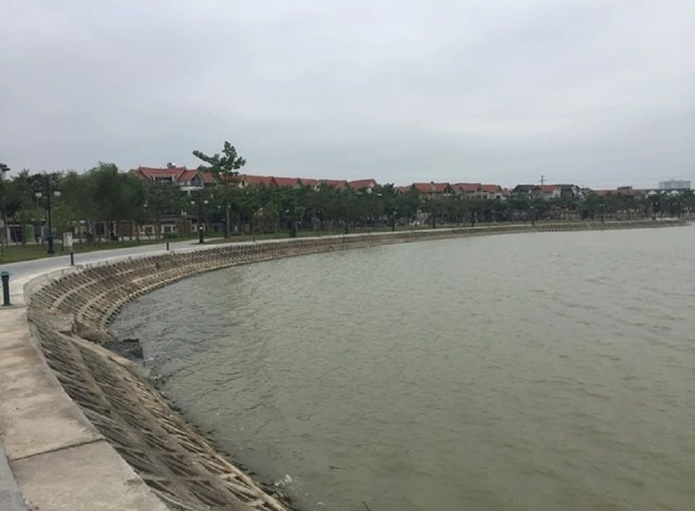 Thi thể phụ nữ khoảng 30 tuổi nổi trên hồ ở Hà Nội ảnh 1