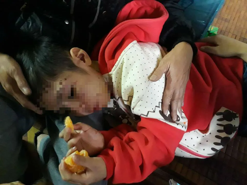 Vụ bé 10 tuổi bị bạo hành: Tạm giam cha, khởi tố mẹ kế ảnh 1