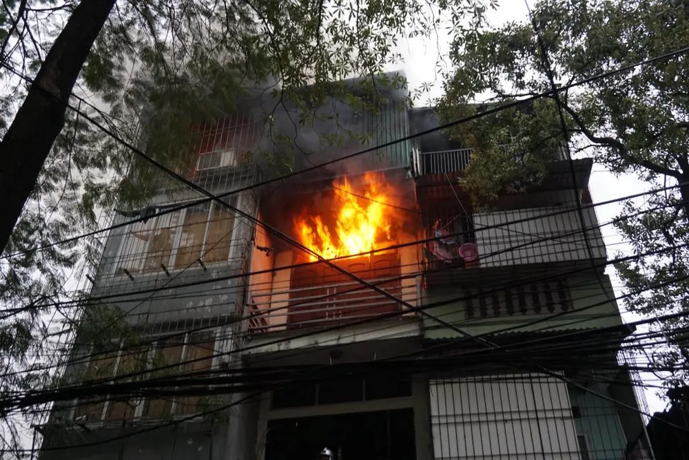 Cháy rực lầu 3, cảnh sát dùng vòi rồng dập lửa ảnh 1