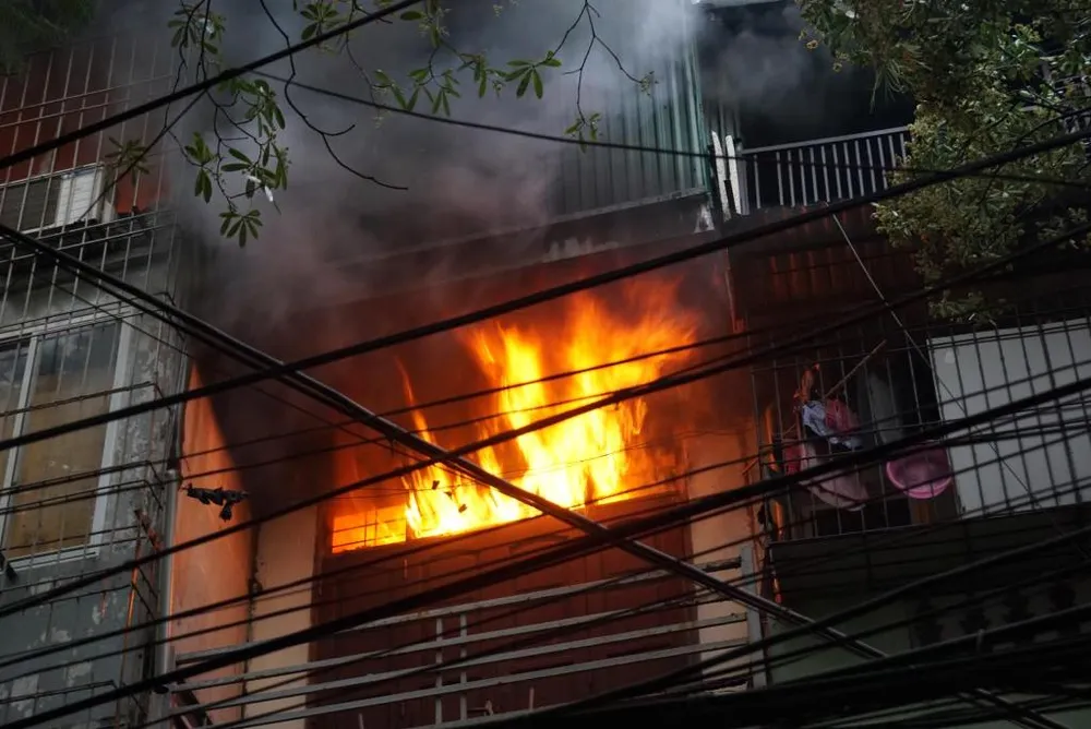 Cháy rực lầu 3, cảnh sát dùng vòi rồng dập lửa ảnh 3