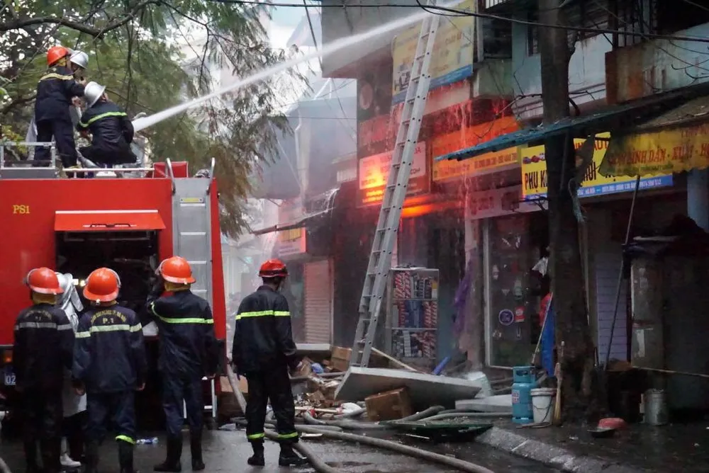 Cháy rực lầu 3, cảnh sát dùng vòi rồng dập lửa ảnh 2