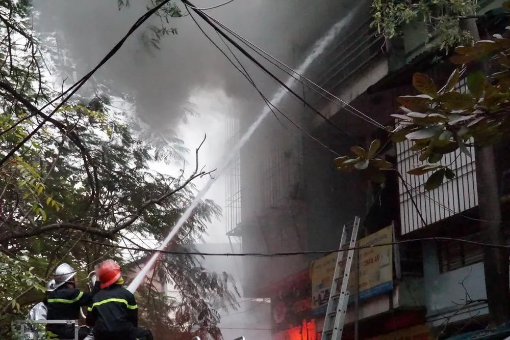 Cháy rực lầu 3, cảnh sát dùng vòi rồng dập lửa ảnh 5