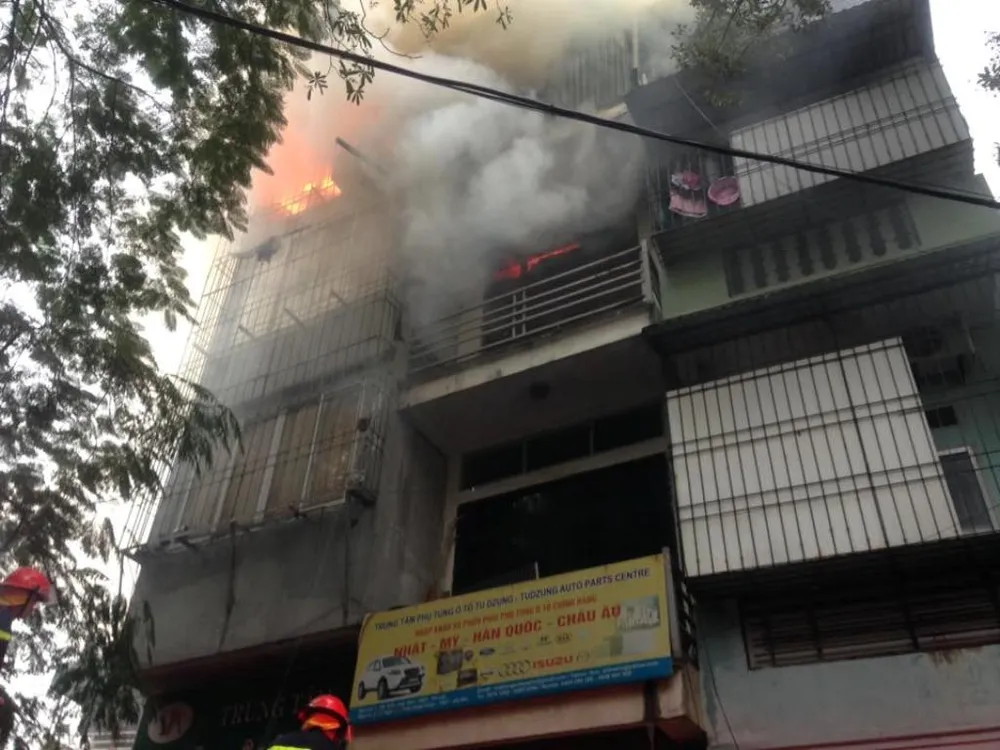 Cháy rực lầu 3, cảnh sát dùng vòi rồng dập lửa ảnh 6