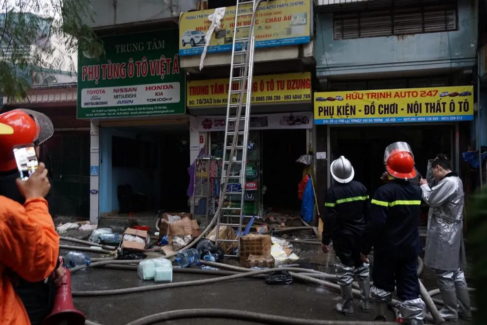 Cháy rực lầu 3, cảnh sát dùng vòi rồng dập lửa ảnh 8