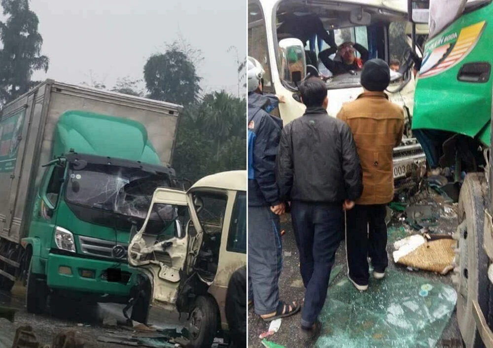 Xe khách 29 chỗ va chạm với xe tải, tài xế bị gãy chân ảnh 1