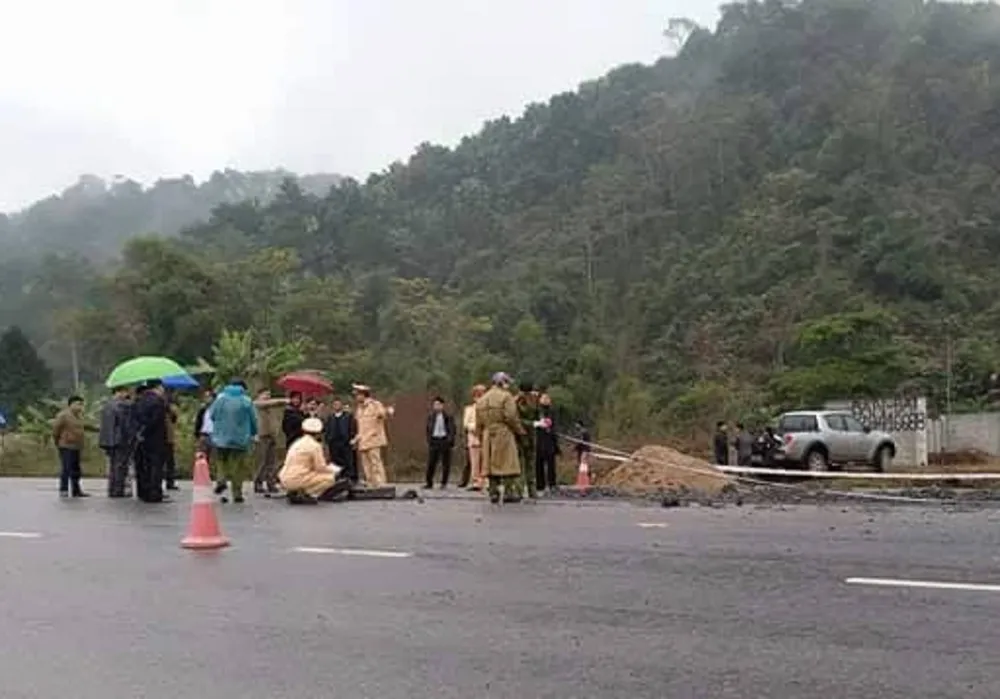 Kinh hoàng: Ô tô 'điên' tông 5 công nhân tử vong ảnh 1