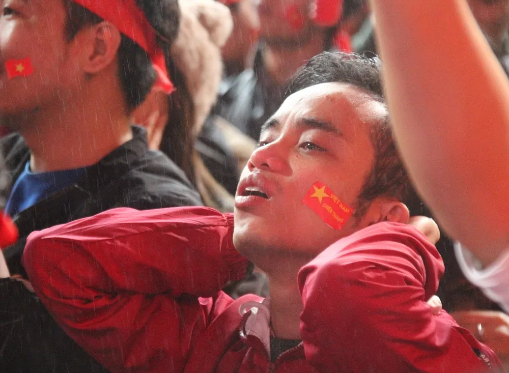 Cơn mưa phùn trút xuống Hà Nội càng khiến tâm trạng các cổ động viên trầm lắng hơn.