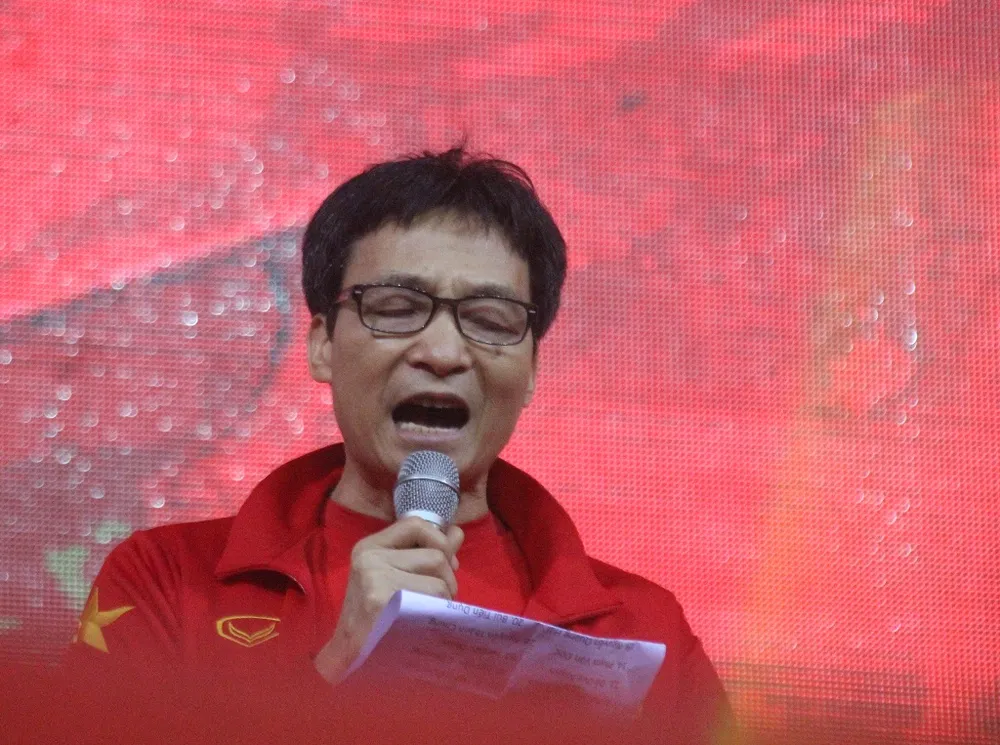  Phó Thủ tướng Vũ Đức Đam đã lên sân khấu sau khi trận đấu kết thúc.