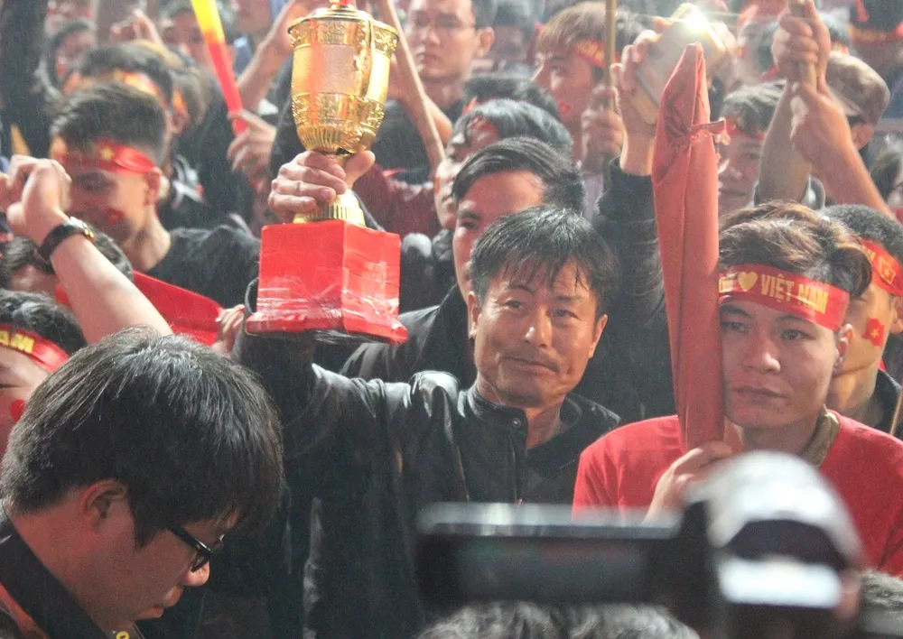Dù về nhì, nhưng U-23 Việt Nam đã vô địch trong lòng người hâm mộ. Người đàn ông trong ảnh dẫu rơi nước mắt sau trận đấu nhưng vẫn giơ cao chiếc cúp.
