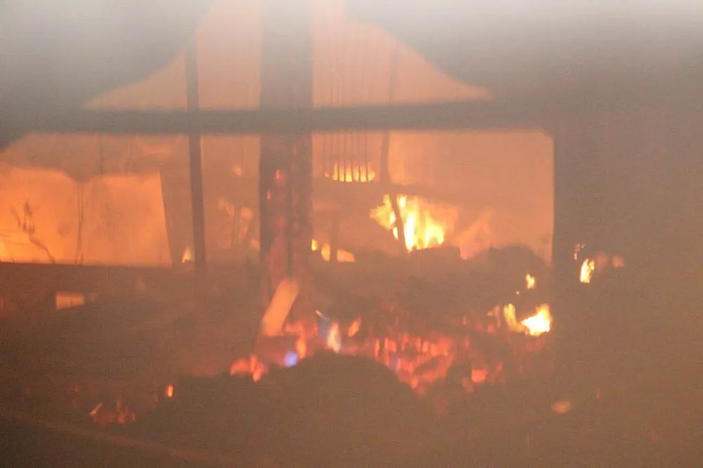 Nhà xưởng bốc cháy khủng khiếp trong đêm lạnh giá ảnh 5
