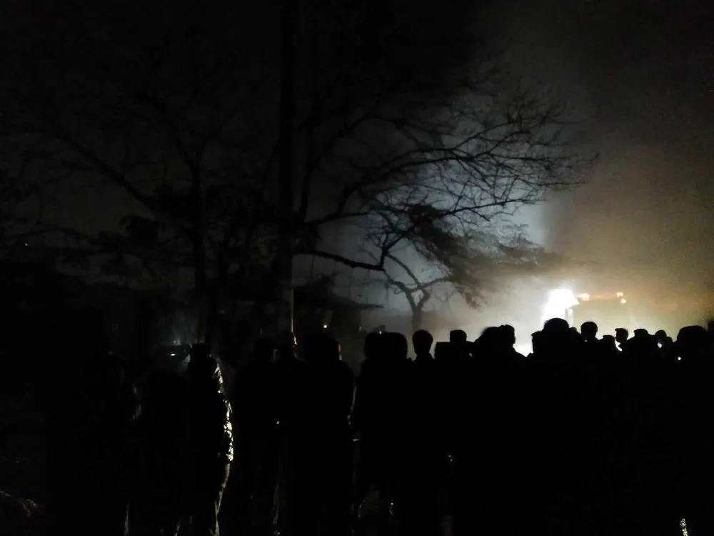 Nhà xưởng bốc cháy khủng khiếp trong đêm lạnh giá ảnh 2