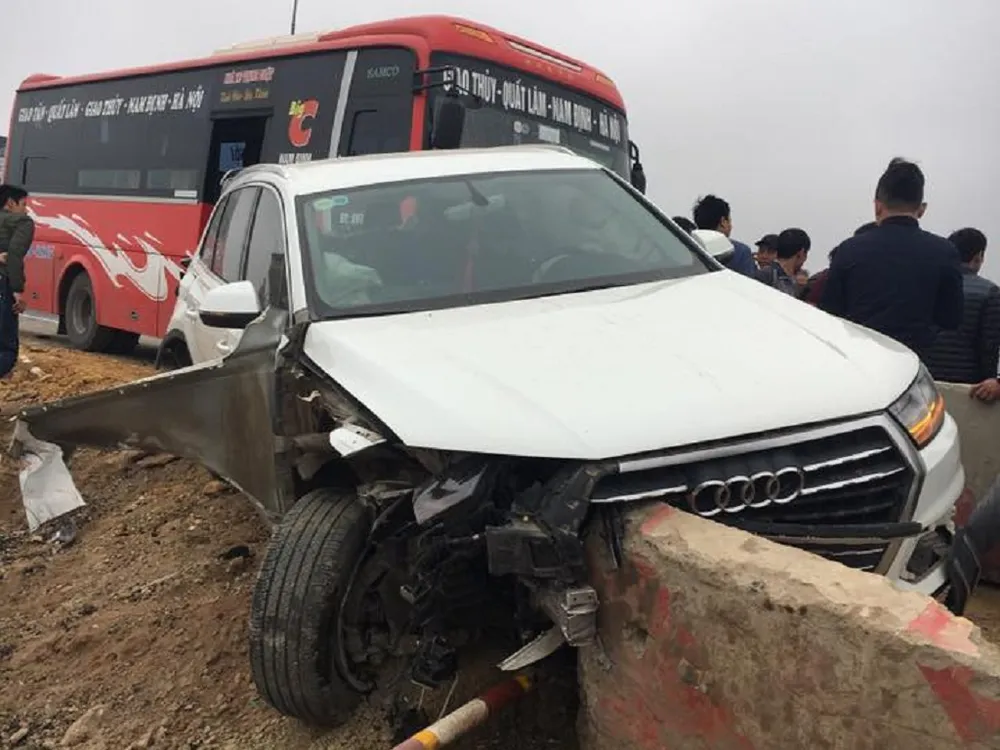 Tai nạn liên hoàn trên cao tốc, xe Audi bị tông nát ảnh 1 Tai nạn liên hoàn trên cao tốc, xe Audi bị tông nát ảnh 1