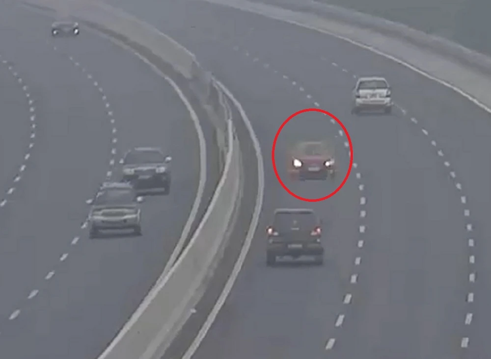 Phạt 7,5 triệu tài xế chạy xe ngược chiều trên cao tốc ảnh 1