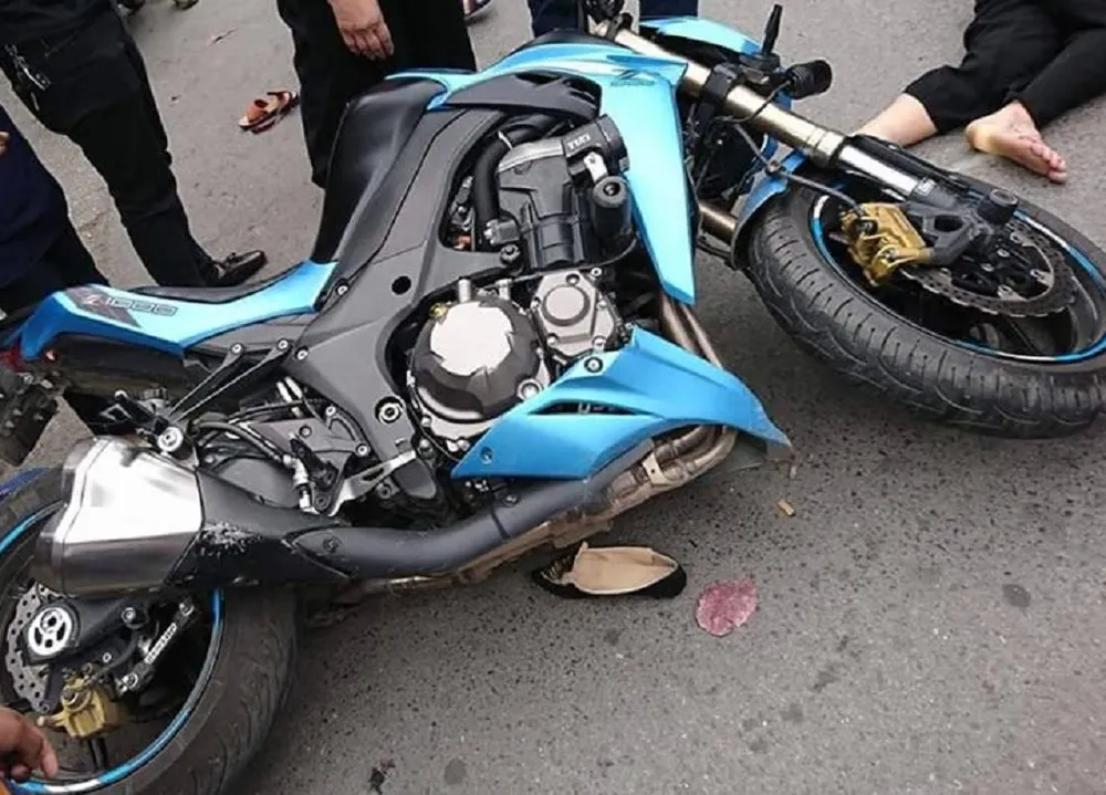 Sang đường, 2 cô gái bị mô tô phân khối lớn tông phải ảnh 1