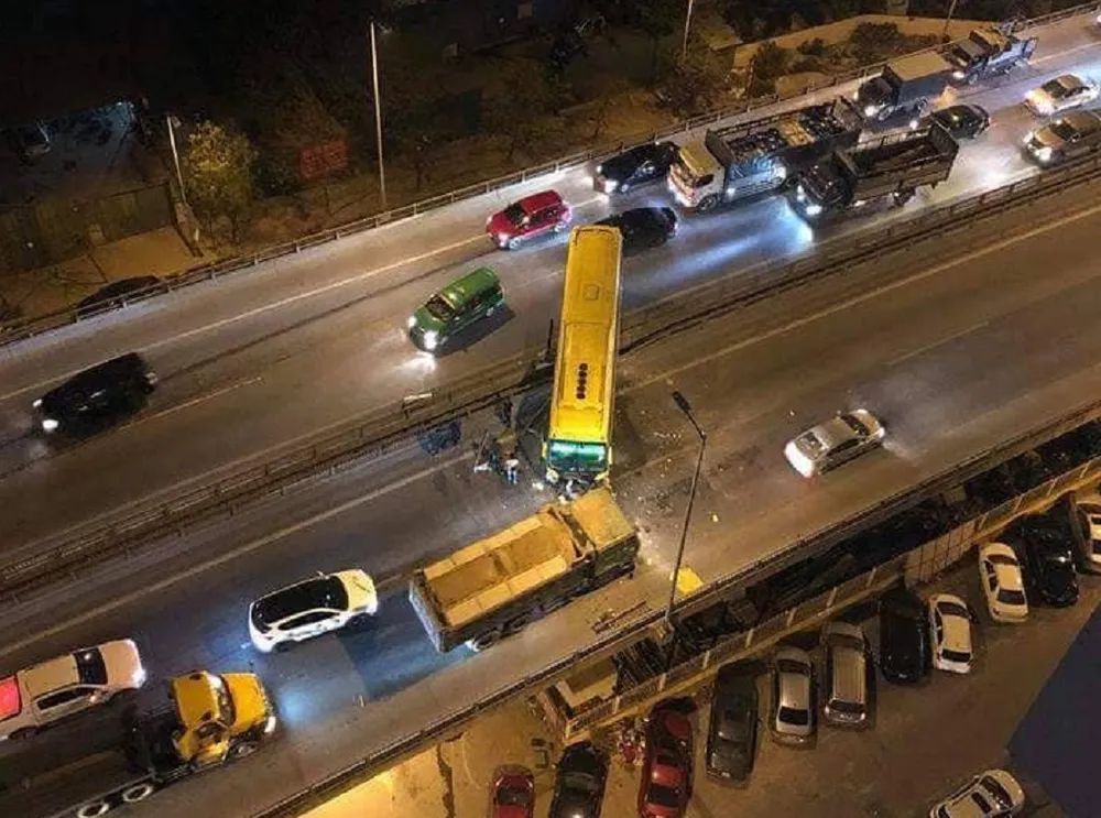 Xe khách mất lái nằm vắt vẻo trên lan can cầu ảnh 1