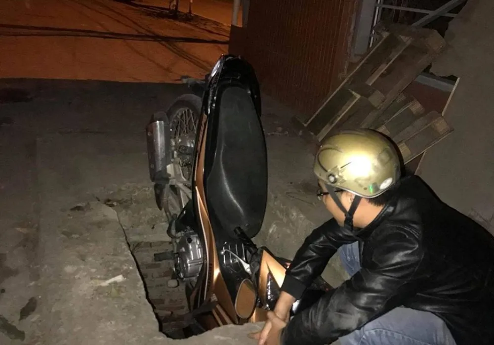 Đầu xe cắm vào 'hố tử thần', nạn nhân may mắn thoát nạn ảnh 1 Đầu xe cắm vào 'hố tử thần', nạn nhân may mắn thoát nạn ảnh 1