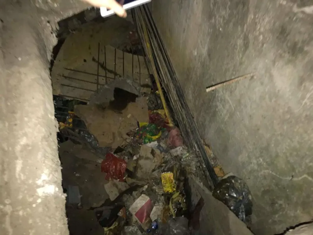 Đầu xe cắm vào 'hố tử thần', nạn nhân may mắn thoát nạn ảnh 3 Đầu xe cắm vào 'hố tử thần', nạn nhân may mắn thoát nạn ảnh 3