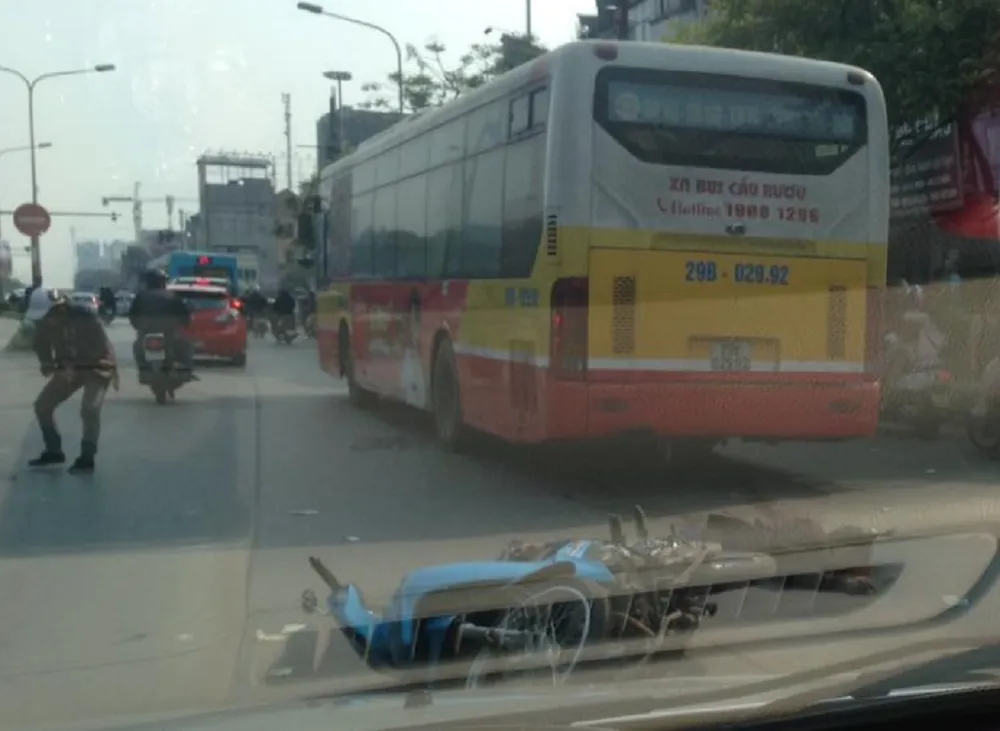 1 người đàn ông bị xe buýt cán tử vong ảnh 1