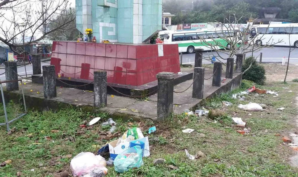 Di tích Hải Vân Quan nhếch nhác, tràn lan rác thải ảnh 7 Nhãn