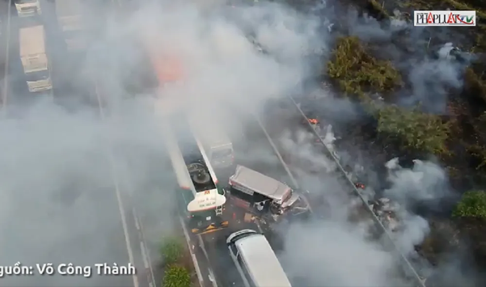 Thấy đốt rơm rạ trên cao tốc, tài xế nên làm gì? ảnh 1 Thấy đốt rơm rạ trên cao tốc, tài xế nên làm gì? ảnh 1