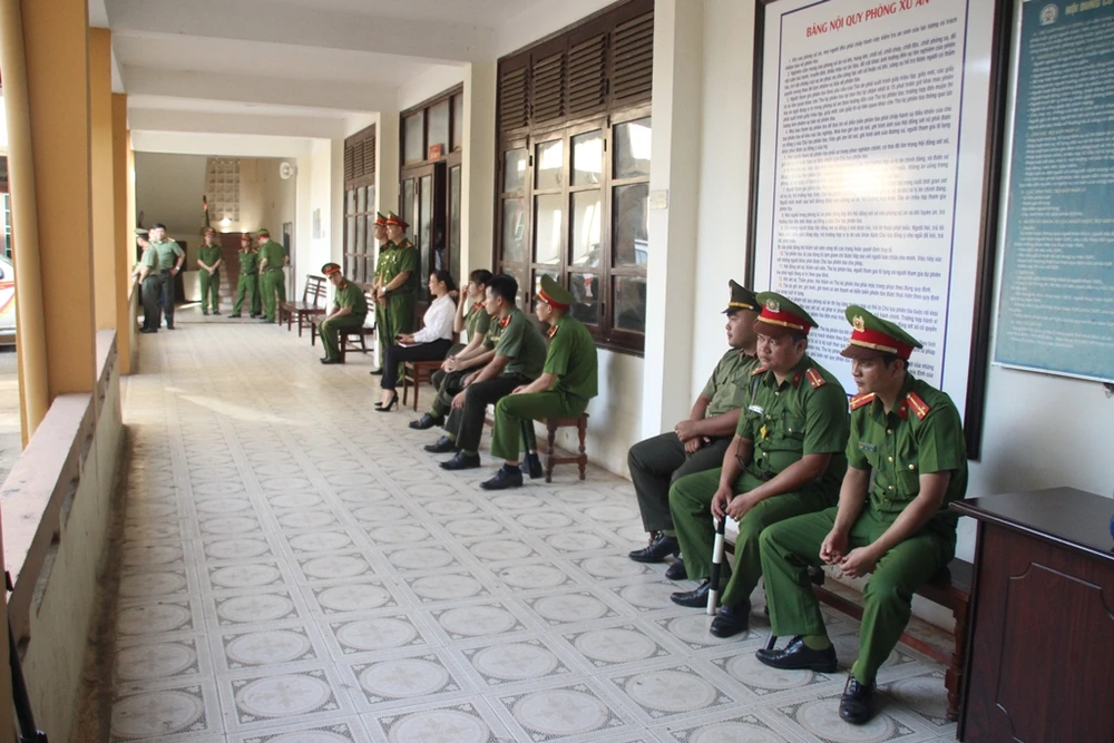 Siết chặt an ninh tại phiên xử bác sĩ Hoàng Công Lương