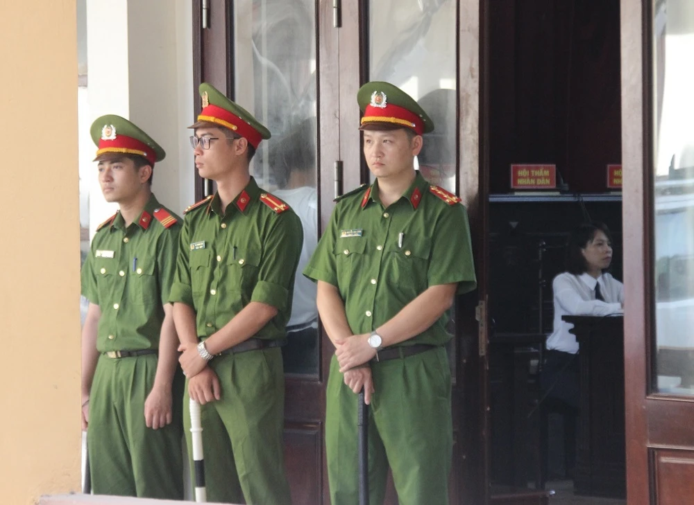 Siết chặt an ninh tại phiên xử bác sĩ Hoàng Công Lương