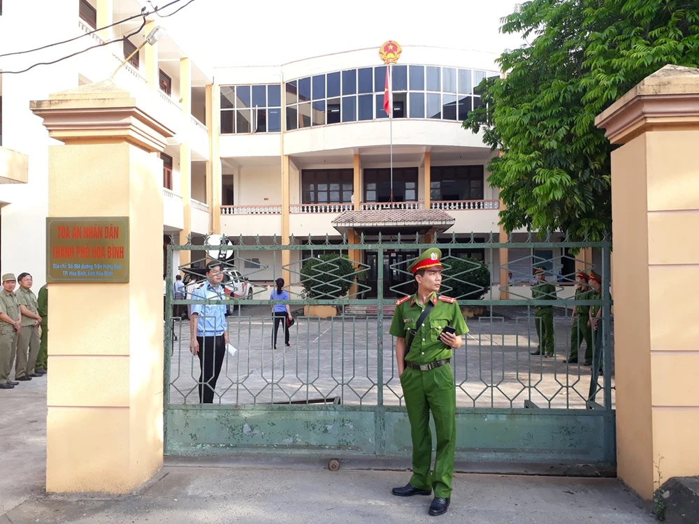 Siết chặt an ninh tại phiên xử bác sĩ Hoàng Công Lương